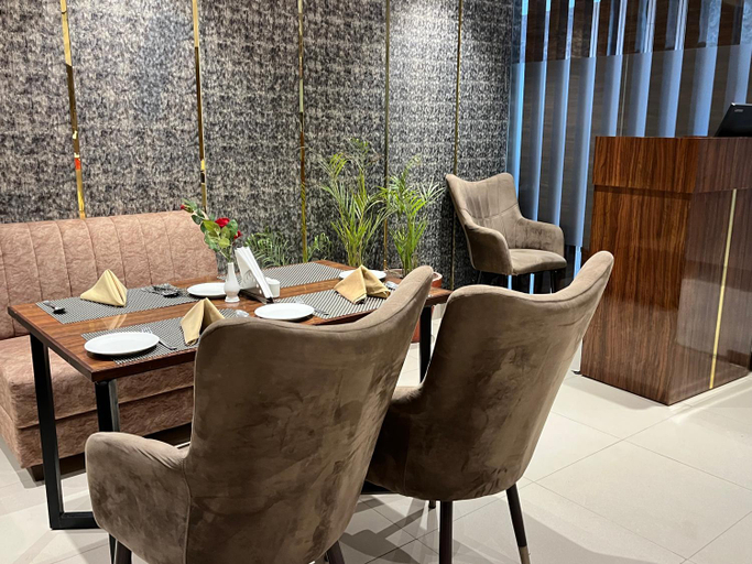Food & Drinks 5, Hotel RRV with Free Parking, Amritsar