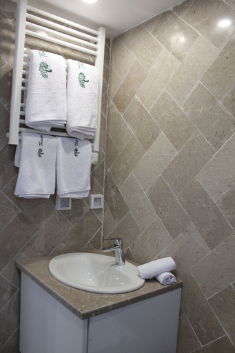 Bathroom 4, Maison Thinissut, Hammamet