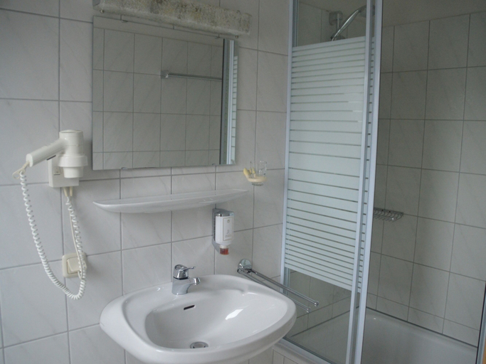 Bathroom 4, Hotel Zum Weserdampfschiff, Kassel