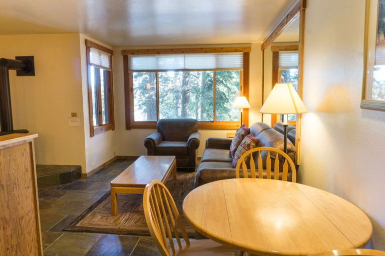 Dining, 4025 Ski Trails, Placer