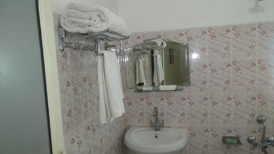 Bathroom 4, Highland Village Resort, Kangra