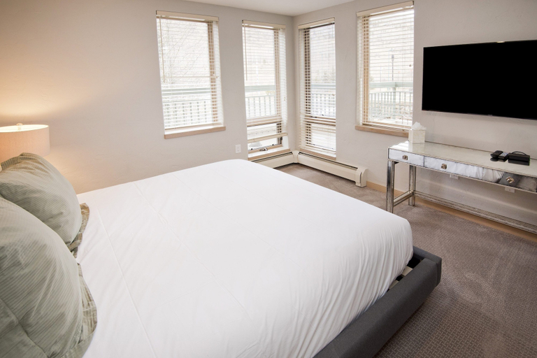 Room 2, Gateway Plaza R4 2 Bedroom Condo by RedAwning, Eagle