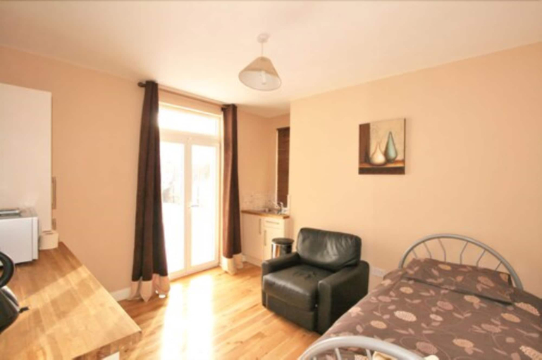Room 3, Central Studios Gloucester Road by Rooms Booked - Free Parking, Gloucestershire