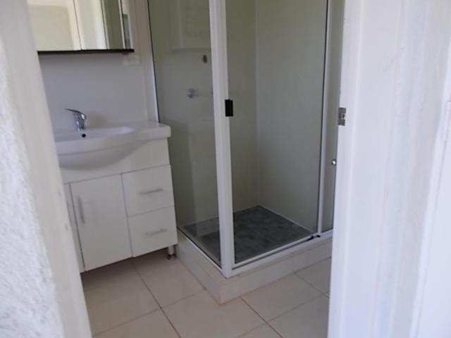 Bathroom 5, Oakridge Motel Tourist Park, Jondaryan - Pt B