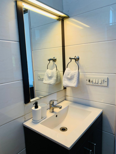 Bathroom 3, vandanas bed and breakfast, Delhi