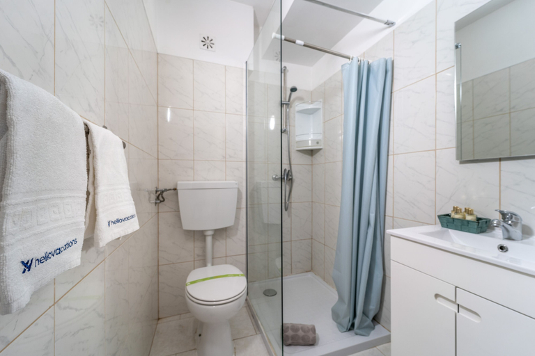 Bathroom, Lena’s Beach House by HelloVacations, Albufeira