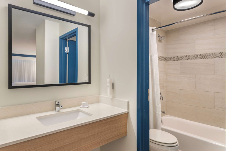 Bathroom 4, Spark By Hilton Hilton Head Island, Beaufort