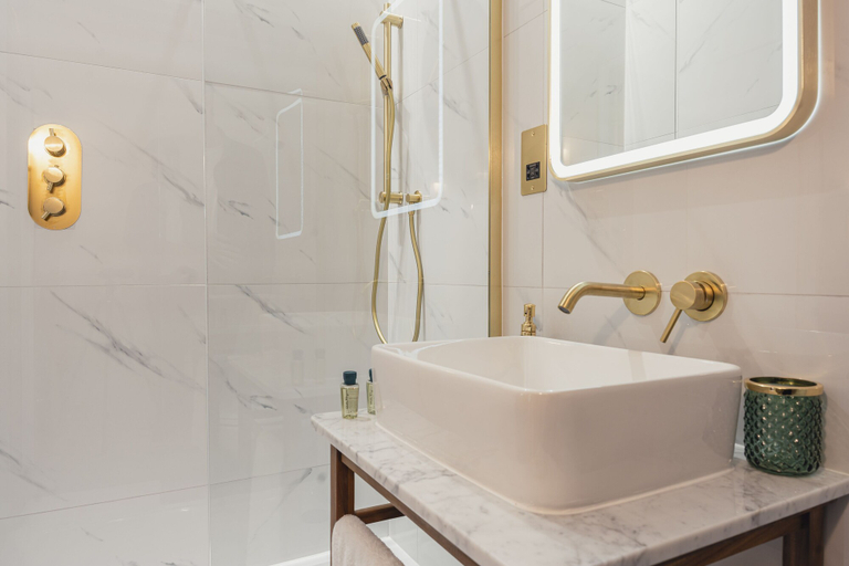 Bathroom 2, The Crown Inn at Burnham Beeches, Buckinghamshire
