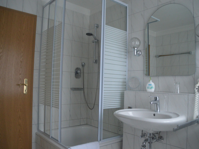 Bathroom 3, Hotel Zum Weserdampfschiff, Kassel