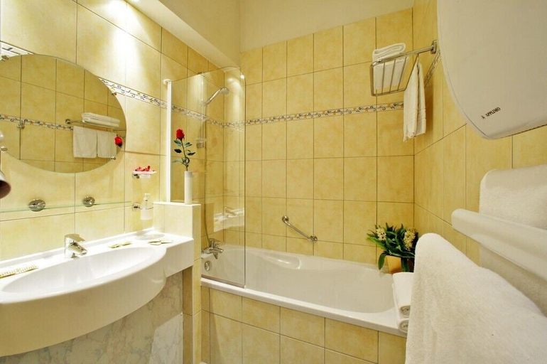 Bathroom 5, La Villa des Consuls, Dordogne