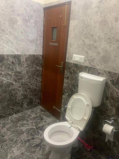Bathroom 3, The Sojourn, Kangra
