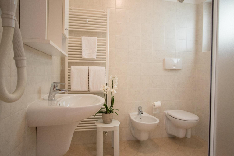 Bathroom, Agritur Comai, Trento