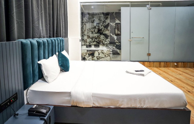 Bedroom 3, HOTEL THE PARKER INN By KBNT GROUP, Surat