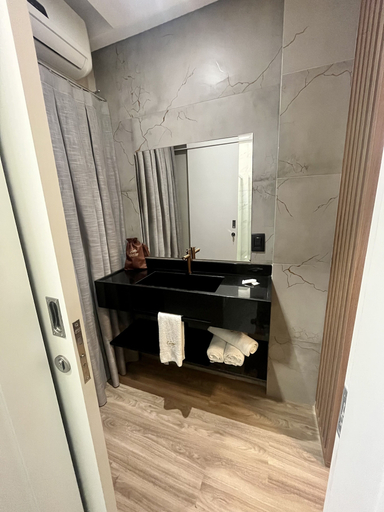 Bathroom 4, Hotel Lorimar, Penha