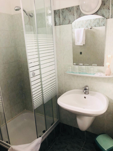 Bathroom 2, Kiskut Liget Panzio, Győr