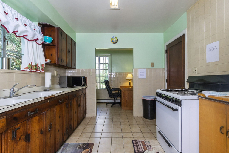 Private kitchen 5, Charming Waterfront 3 Bedroom Cabin by RedAwning, Norfolk