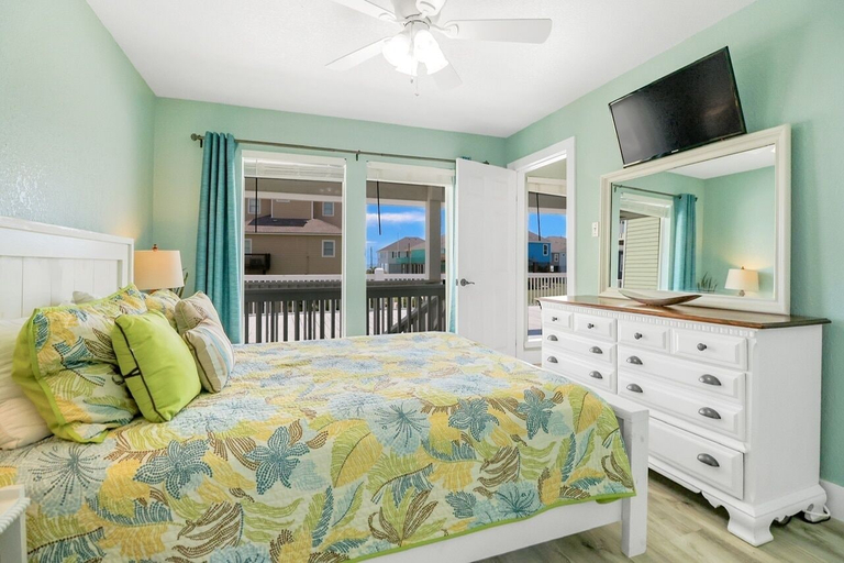 Room 3, Always Sunny 3 Bedroom Home by RedAwning, Galveston