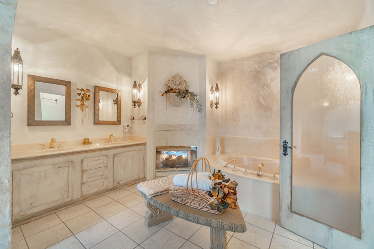 Bathroom 2, The Cottage and Castle, Cowichan Valley