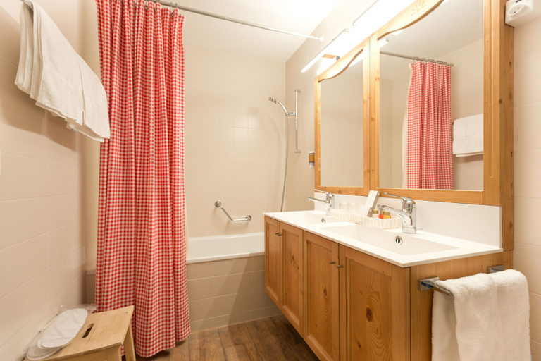 Bathroom 5, Hotel Bernerhof Grindelwald, Interlaken
