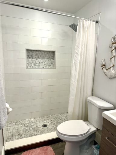 Bathroom 4, Solano Inn, Middlesex