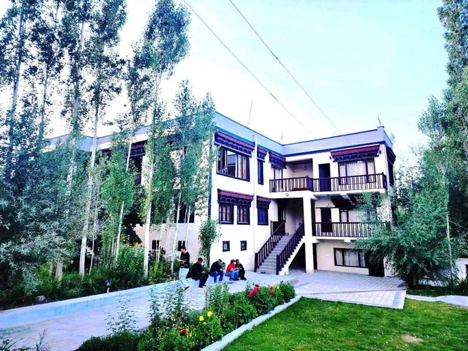 Exterior & Views