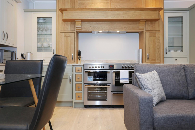 Others 3, ALTIDO Modern and Airy flat on the Historic Royal Mile, Edinburgh