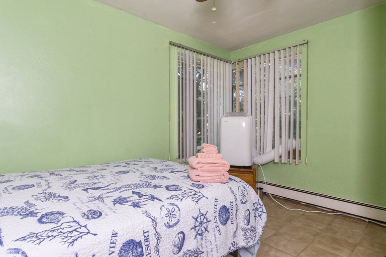 Room 4, Charming Waterfront 3 Bedroom Cabin by RedAwning, Norfolk