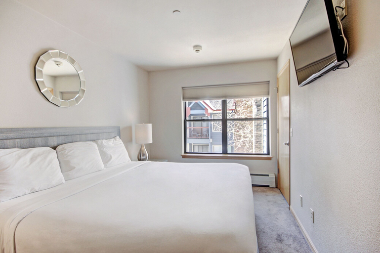 Room 3, Luminous 2br 2ba - Upscale + Steps To Snowy Fun + Main St 2 Bedroom Condo by RedAwning, Summit