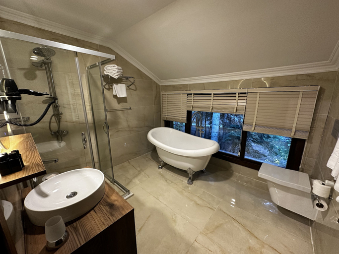 Bathroom 3, Karinna Forest Houses, Kestel
