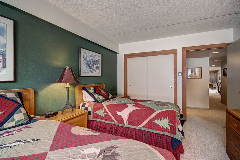 Room 3, 1777 Decatur 2 Bedroom Condo by RedAwning, Summit