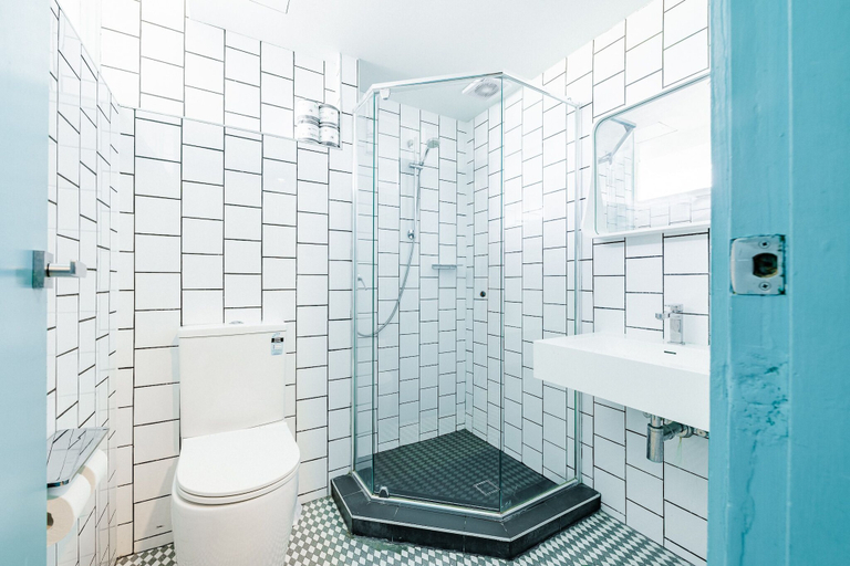 Bathroom 5, BUNK Surfers Paradise - International Backpacker Hostel, Gold Coast