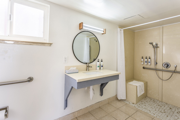 Bathroom 5, Coastal Breeze Inn, San Luis Obispo