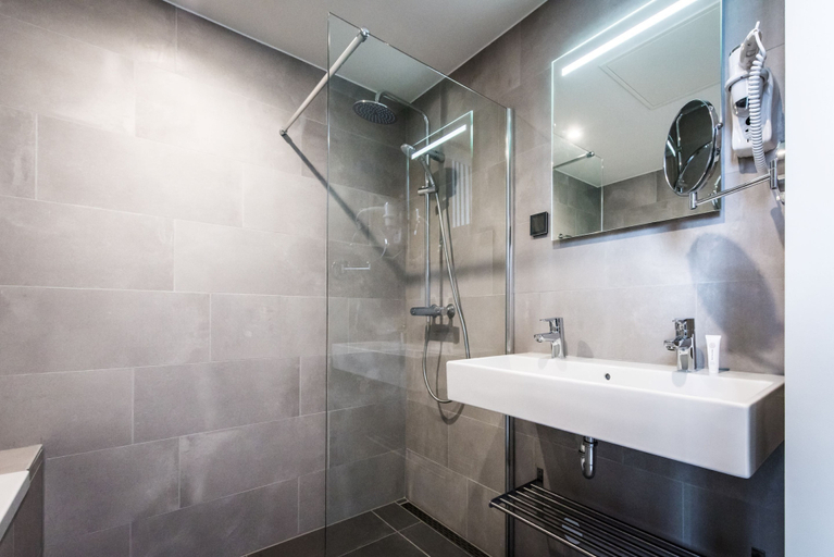 Bathroom 5, YAYS Amsterdam East by Numa, Amsterdam