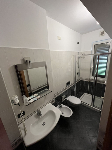 Bathroom 5, Hotel Parma, Milano