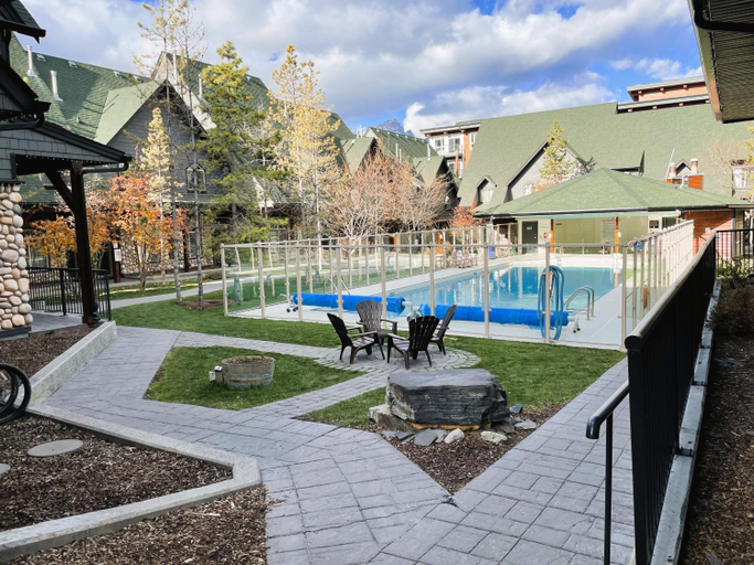 Others 5, Renovated Chalet at Mystic Springs, Pool, Hot Tub!, Division No. 15