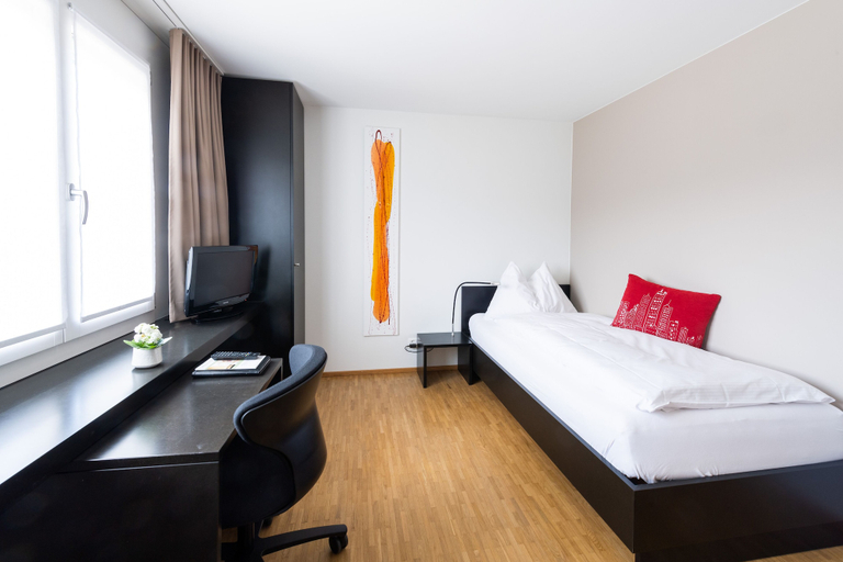 Bedroom 2, Hotel Bauernhof - Self Check-In Hotel, Zug