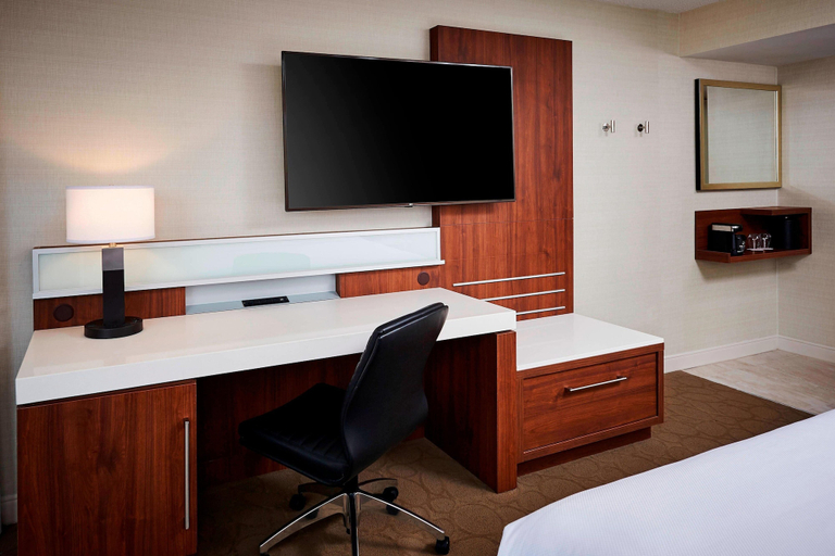 Bedroom 2, Delta Hotels by Marriott Toronto Mississauga, Peel