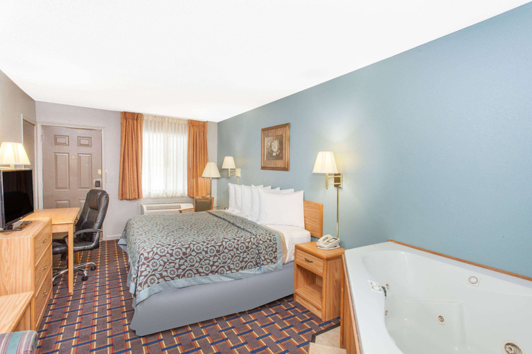 Bedroom 3, Days Inn by Wyndham Farmer City, De Witt