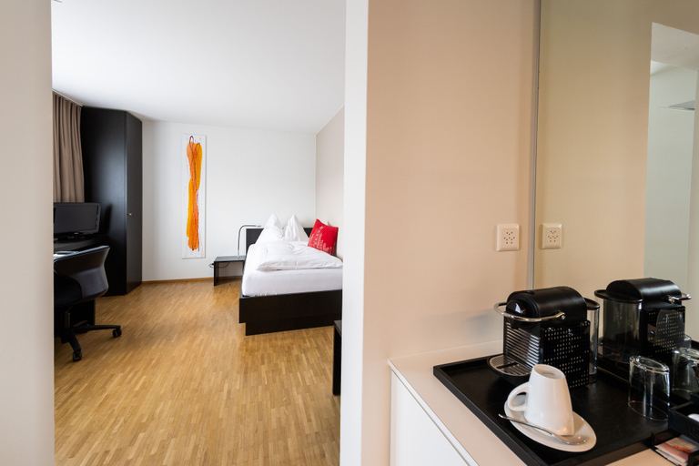 Bedroom 2, Hotel Bauernhof - Self Check-In Hotel, Zug