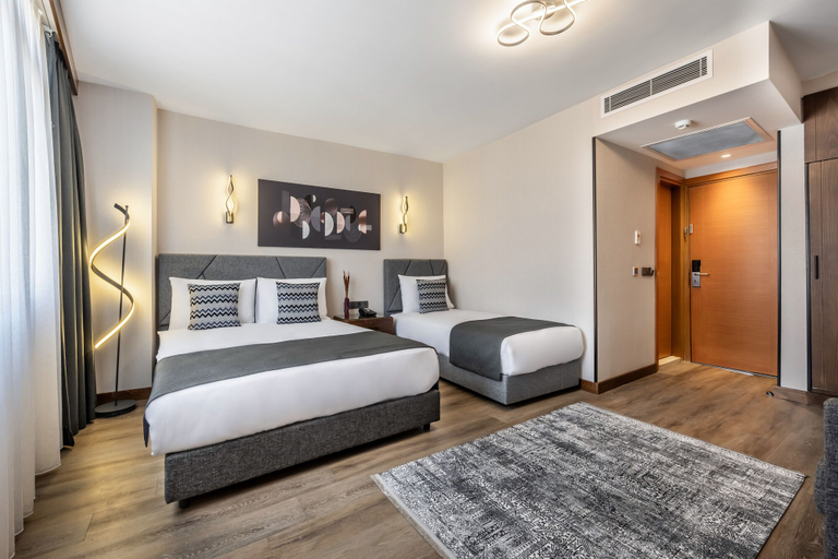 Bedroom 4, Bristol Hotel, Beyoğlu
