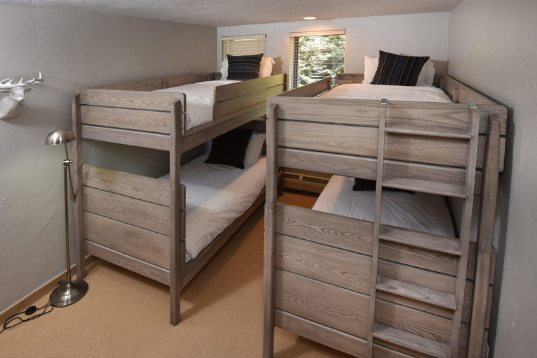 Room 5, Gateway Plaza R4 2 Bedroom Condo by RedAwning, Eagle