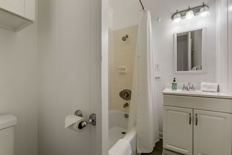 Bathroom, Hale Kai #207, Maui