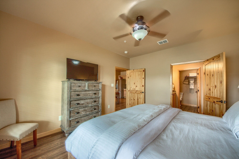 Room 4, Old Mills Resort OM A11 2 Bedroom Condo by RedAwning, Comal