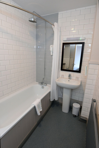 Bathroom 3, Oaklands Hotel By Greene King Inns, Cheshire West and Chester