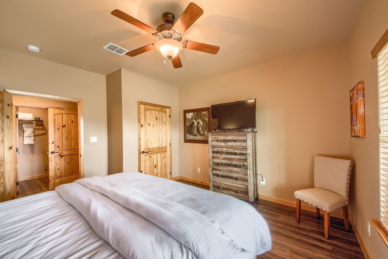 Room 5, Old Mills Resort OM A11 2 Bedroom Condo by RedAwning, Comal