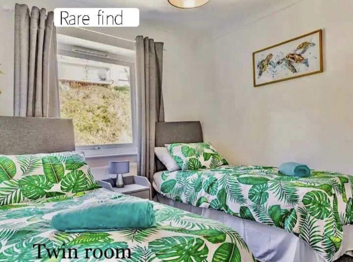 Bedroom 3, Lovely Apartment Sleeps 6 Singles in Torquay, Torbay