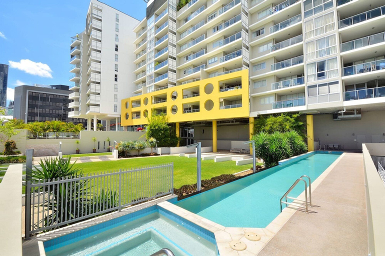 Exterior & Views 2, CITY PENTHOUSE +Views+Wine+Pool+Gym+Netflix, Spring Hill