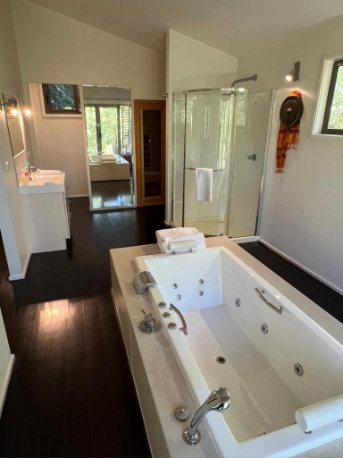 Bathroom 5, Blue Cliffs Retreat Hotel, Hepburn - East