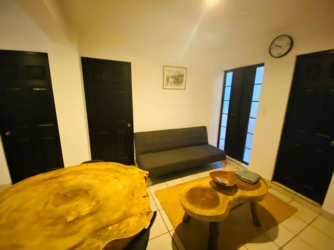 Others 5, Hostal 17-52, ZONA 13