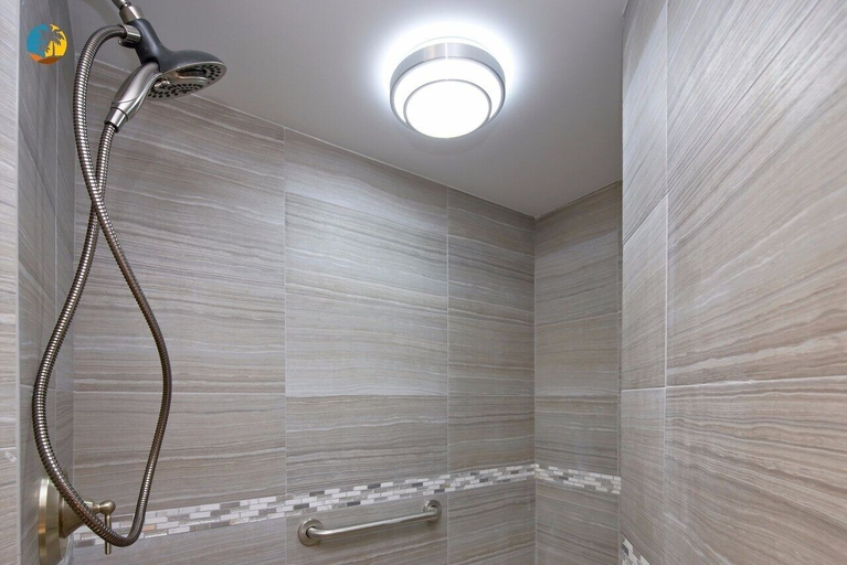 Bathroom 5, Alexander 519 3 Bedroom Apts by RedAwning, Miami-Dade